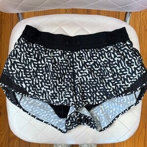 Lululemon Hotty Hot shorts 2.5
